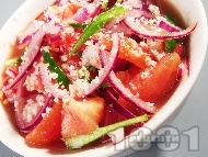 Мексиканска салата с домати, зелени чушки и червен лук